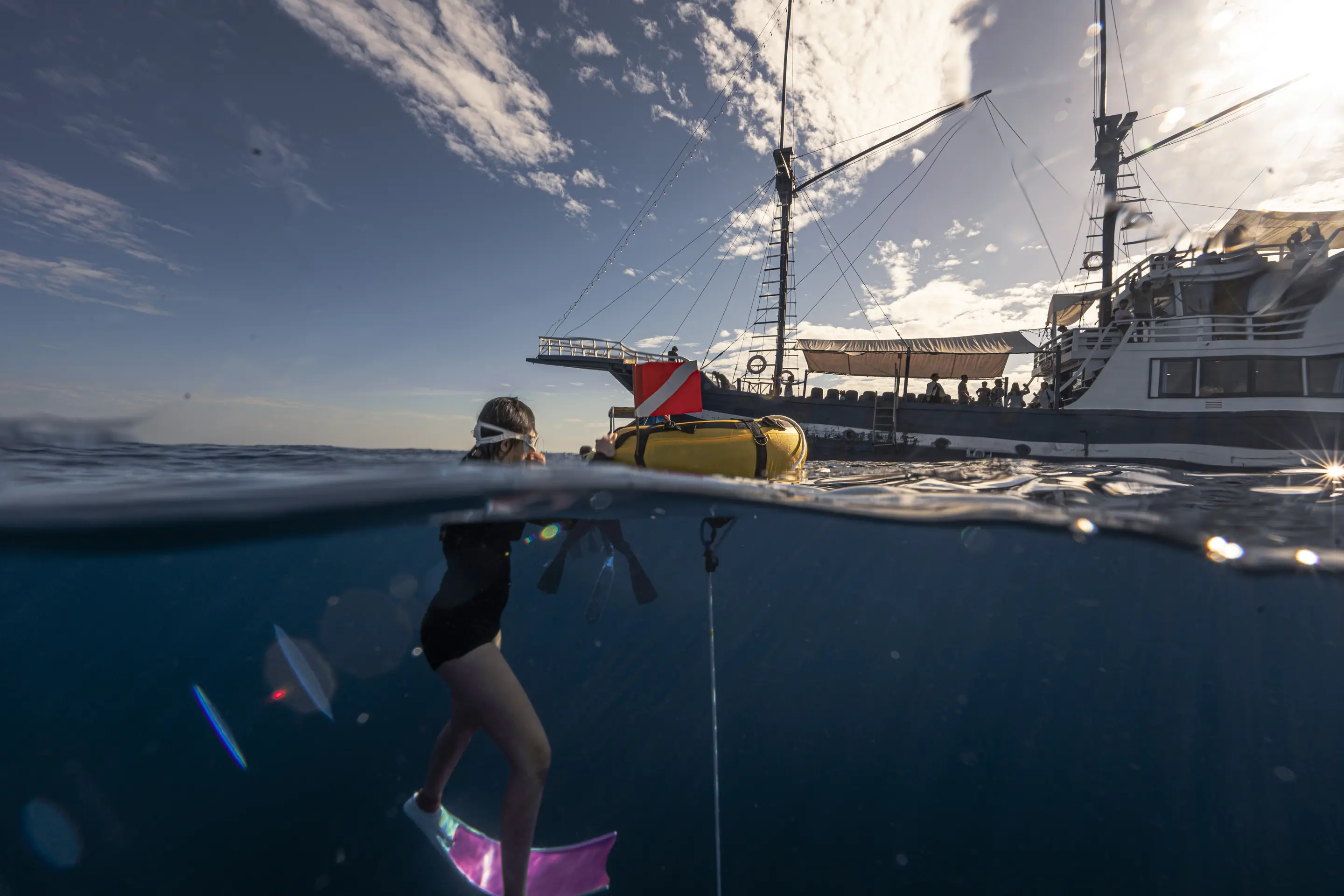 Momen freediving Walena di bawah permukaan