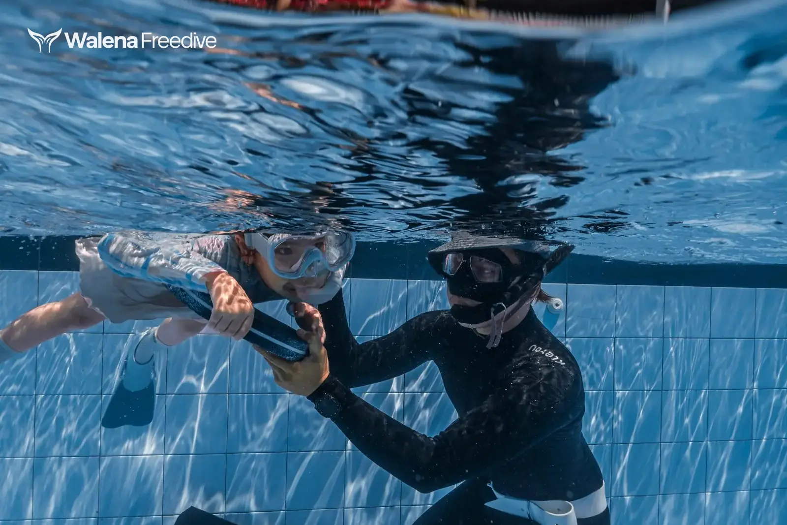Anak belajar freediving bersama instruktur Walena
