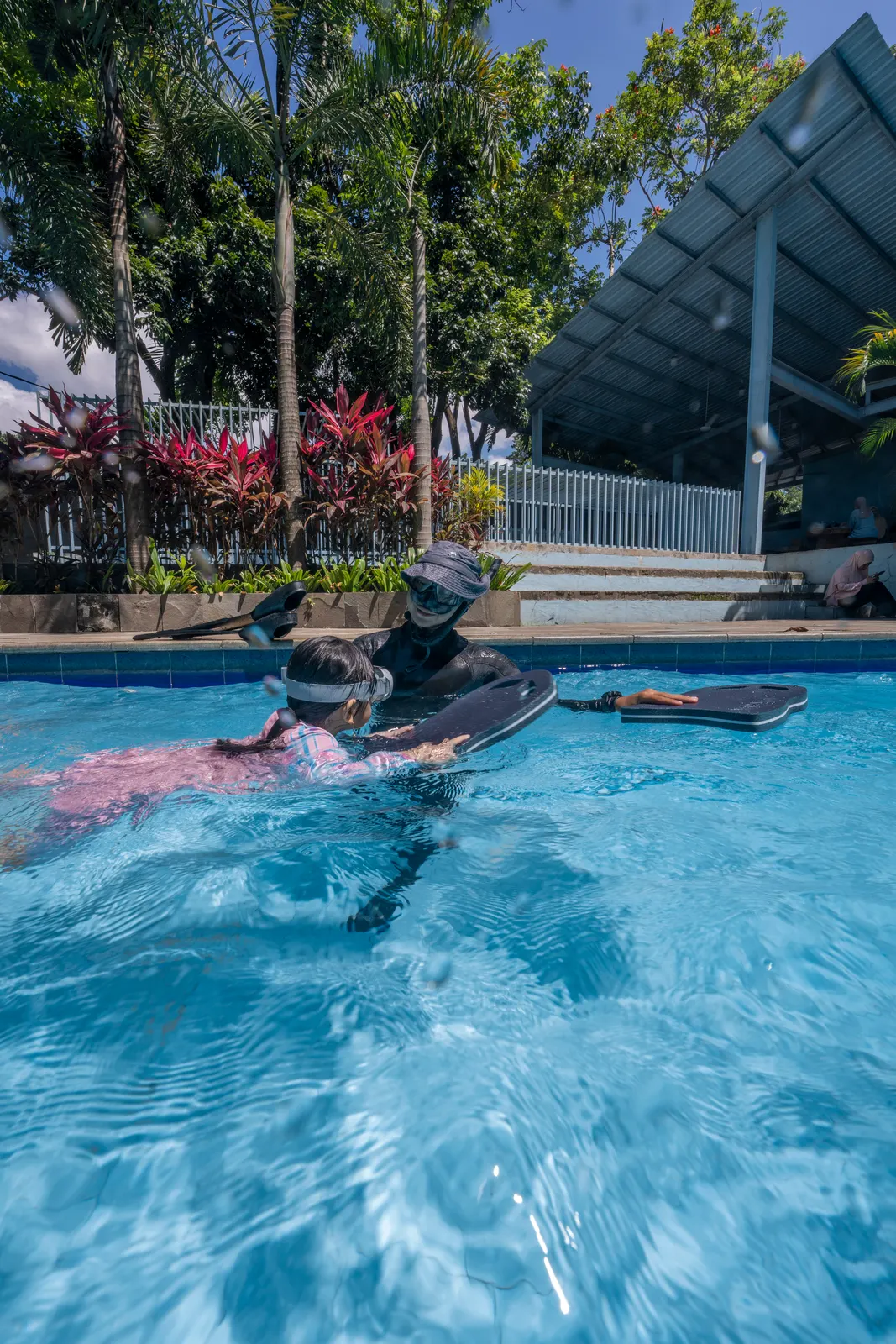 Instruktur mendampingi anak di kolam saat sesi Junior Freedive