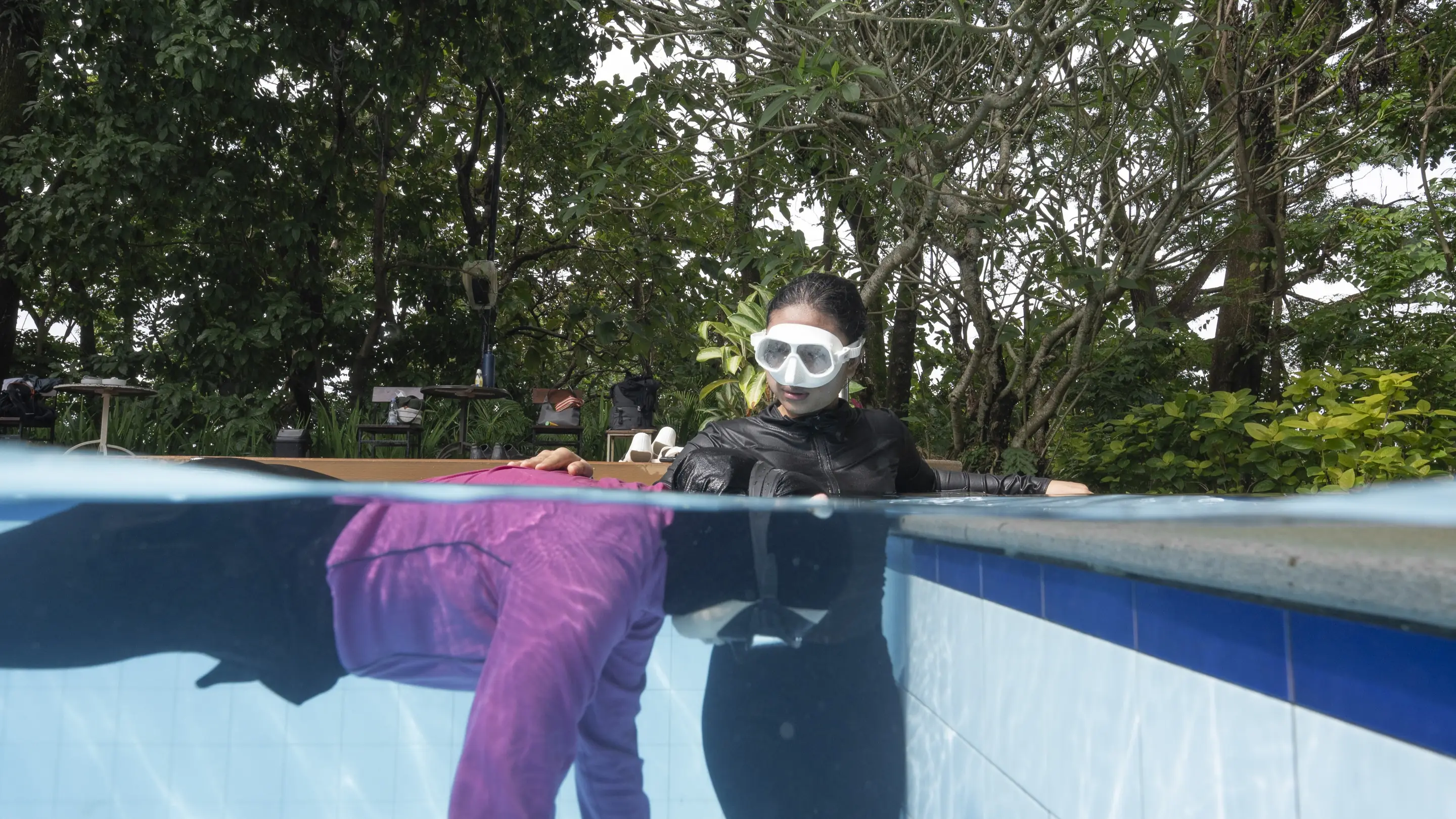 Sesi latihan freediving di kolam: instruktur mendampingi peserta di bawah permukaan